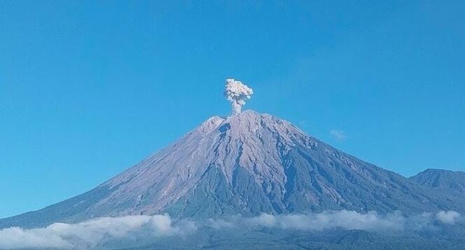 
					Visual kondisi Gunung Semeru di Kabupaten Lumajang. (foto: Asmadi)