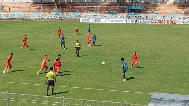 
					MENANG TELAK: Pemain Persekabpas (jersey oranye) meladeni permainan Persetala Tanah Laut sebelum akhirnya menang dengan skor telak, 4-1. (foto: Moh. Rois).