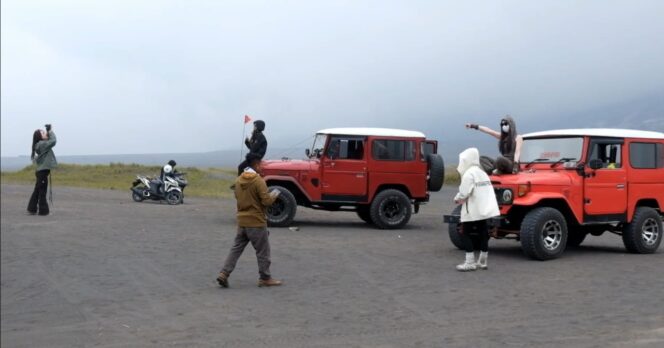 
					RAMAI: Wisatawan sedang berfoto di Lautan Pasir Gunung Bromo. (foto: Hafiz Rozani).