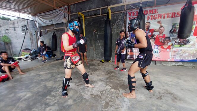 
					BERKEMBANG: Atlet Muaythai Kota Probolinggo saat berlatih di Base Camp-nya. (foto: Hafiz Rozani). 