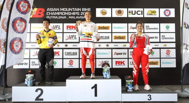 
					BERPRESTASI: Milatul Khaqimah (tengah) saat naik ke podium dalam ajang Asian Mountain Bike Championship 2024 di Putrajaya, Malaysia, Kamis (9/5/24). (foto: Asmadi).