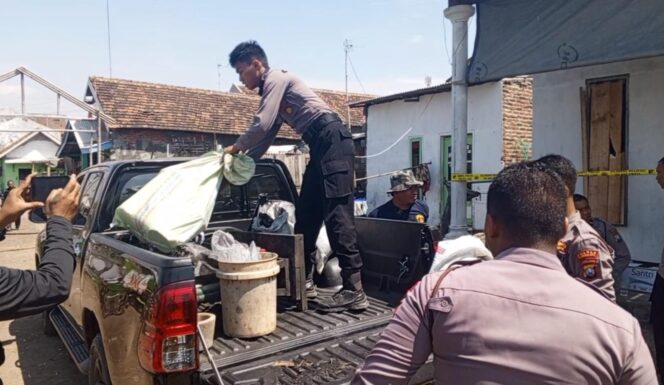 
					SITA: Polisi membawa sejumlah barang bukti yang ditemukan di rumah dan gudang milik Ahmad, di Kelurahan Ngemplakrejo, Kec. Panggungrejo, Kota Pasuruan. (foto: Moh. Rois).