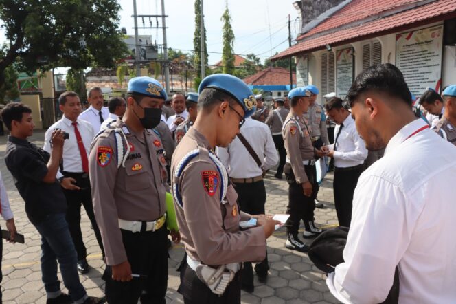 
					CEK: Bid Propam Polda Jatim mengecek kelengkapan personel Polres Probolinggo Kota. (Foto: Istimewa).