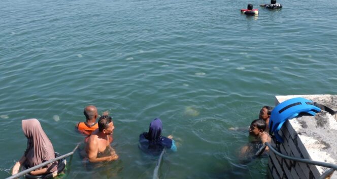 
					TAK TAKUT: Pengunjung PPP Mayangan Kota Probolinggo berenang bersama ubur-ubur. (foto: Hafiz Rozani).