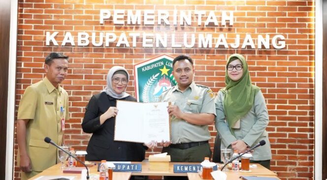 
					TERIMA BANTUAN: Penyerahan bantuan HDDAP dari perwakilan Kementan RI kepada Pemkab Lumajang yang diterima Pj. Bupati. (foto: Asmadi).