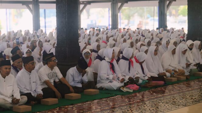 
					SIAP BERANGKAT: Ratusan jemaah calon haji di Kabupaten Lumajang jalani pembekalan sebelum berangkat ke tanah suci. (foto: Asmadi).