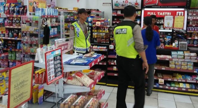 
					Anggota kepolisian melakukan patroli di Alfamart. (foto: dok)