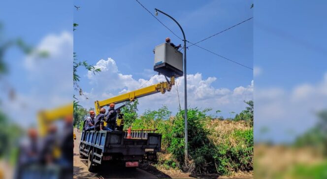 
					DIPASANG: Pemasangan PJU oleh petugas Dinas Perhubungan Kota Probolinggo. (foto: dok).