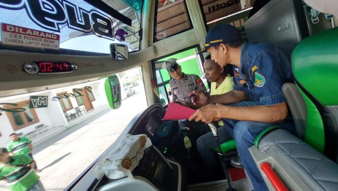 
					CEK: Kasat Lantas Polres Pasuruan Kota, AKP Agus Prayitno, mengecek kelayakan bus di sebuah Perusahaan Otobus (PO). (foto: Moh. Rois).