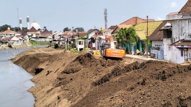 
					REKONTRUKSI: Proses rekontruksi infrastruktur yang terdampak lahar hujan Gunung Semeru di Kabupaten Lumajang. (foto: Asmadi).