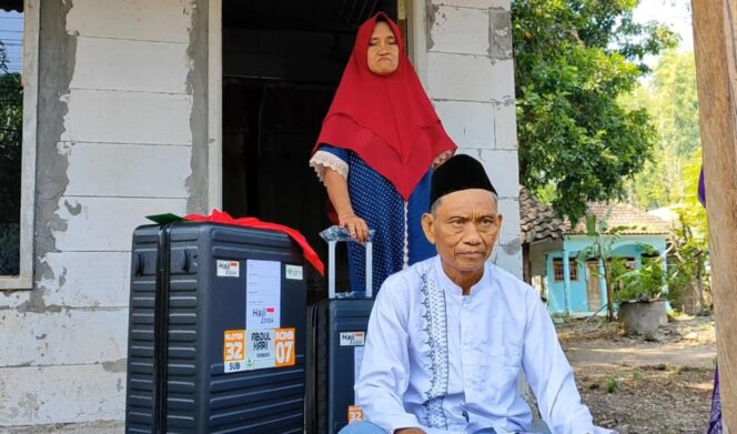 
					INSPIRATIF: Abdul Hari (depan) bakal menunaikan ibadah haji meski hanya bekerja sebagai buruh tani. (foto: Moh. Rois).