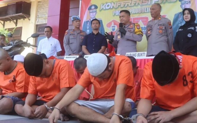 
					DIRINGKUS: Tiga pelaku curanmor modus Debt Collector tertunduk saat menjalani pers rilis di Polres Probolinggo. (foto: istimewa).