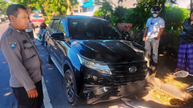 
					MISTERIUS: Anggota Polsek Kademangan mengecek mobil yang sudah terparkir seminggu di Jalan Raya Bromo.  (foto: Hafiz Rozani).