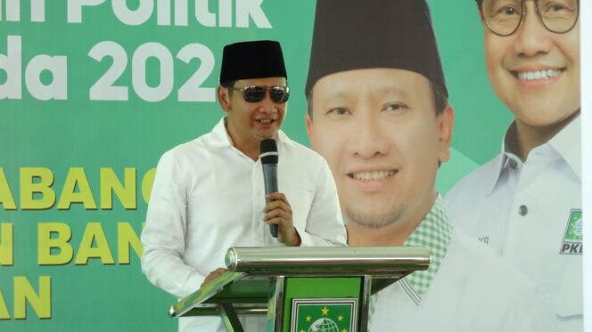 
					MUNDUR: Irsyad Yusuf atau Gus Irsyad, saat mengumumkan pengundursn diri sebagai Ketua Dewan Pimpinan Cabang (DPC) Partai Kebangkitan Bangsa (PKB) Kabupaten Pasuruan. (foto: Moh. Rois)