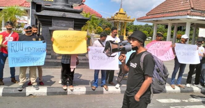 
					TOLAK RUU PENYIARAN: Para jurnalis di Kabupaten Lumajang turun jalan untuk menyampaikan penolakan terhadap RUU Penyiaran. (foto: Asmadi).