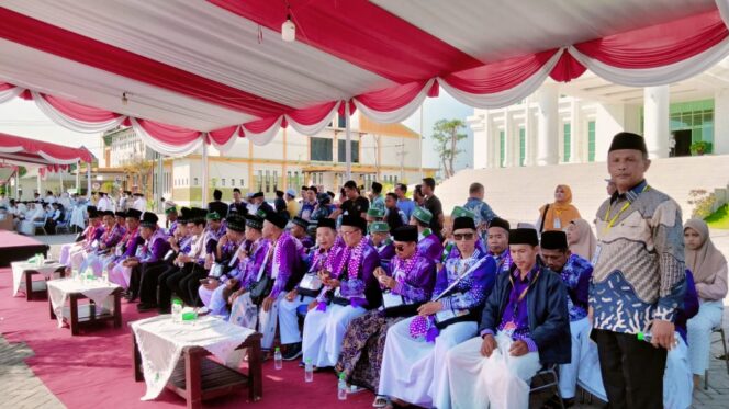 
					DILEPAS: Persiapan pemberangkatan jemaah calon haji asal Kabupaten Pasuruan. (foto: Moh. Rois).