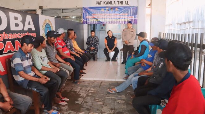 
					ANTISIPASI: Nelayan di Pasuruan saat mengikuti sosialisasi dan penyuluhan bahaya bom ikan dari Satpol Airud, Polres Pasuruan Kota, Dinas Perikanan Kota Pasuruan dan TNI AL. (foto: Moh. Rois)