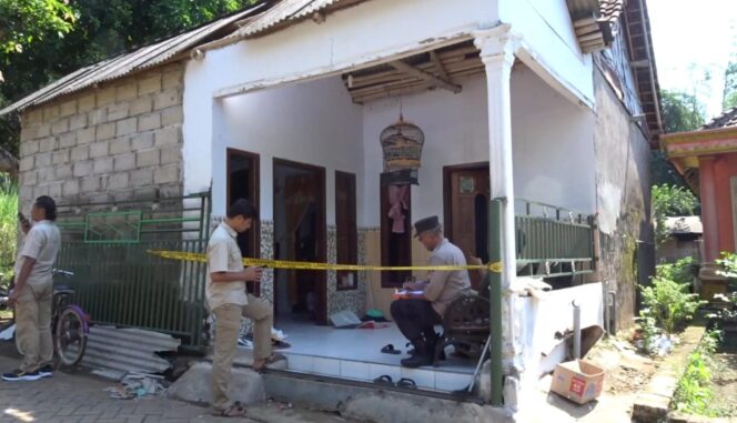 
					DIGUNCANG BONDET: Sejumlah aparat kepolisian melakukan penyelidikan di lokasi ledakan bondet di Desa Karang Tengah, Kecamatan Winongan, Kabupaten Pasuruan. (foto: Moh. Rois).