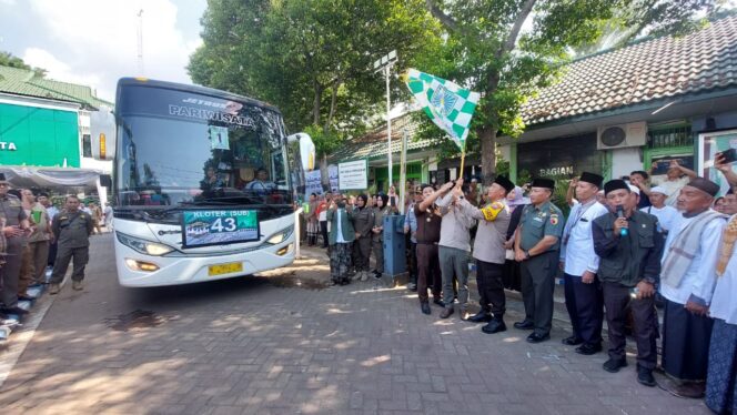 
					DIBERANGKATKAN: Suasana pelepasan bus yang mengangkut Jemaah Calon Haji asal Kota Probolinggo menuju Embarkasi Haji Surabaya. (foto: Hafiz Rozani).