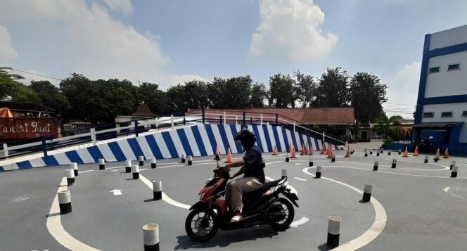 
					UJIAN: Ujian praktik SIM bagi pengendara roda dua di Satpas Satlantas Polres Lumajang. (foto: Asmadi).