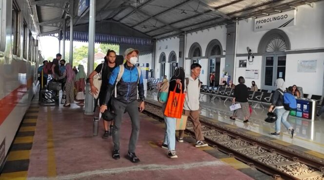 
					RAMAI: Suasana keramaian calon penumpang KA di Stasiun Probolinggo. (foto: Hafiz Rozani).