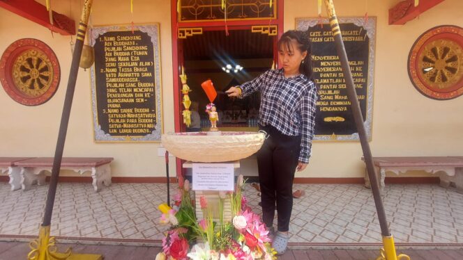 
					BERSIH-BERSIH: Salah satu jemaat klenteng Tri Dharma Kota Probolinggo sedang memandikan patung Budha. (foto: Hafiz Rozani)
