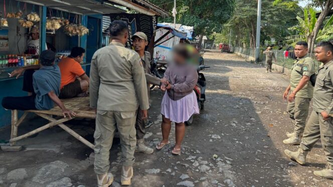 
					TERSELUBUNG: Satpol PP Kab. Pasuruan menjaring satu orang wanita terduga PSK saat razia pekat di Kampung Planet Bangil. (foto: Moh. Rois).