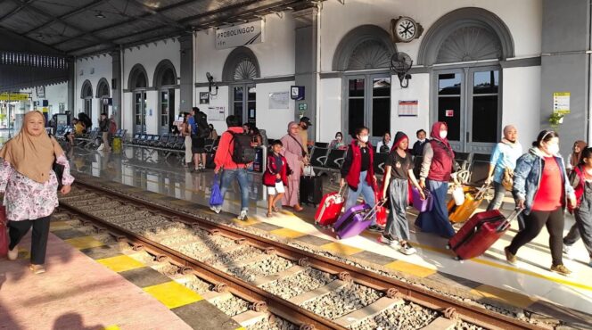 
					RAMAI: Suasana keramaian penumpang KA di Stasiun Probolinggo (istimewa).