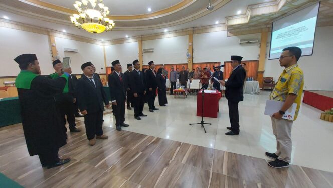 
					DILANTIK: Ketua Bawaslu Kota Probolinggo, Johan Dwi Angga melantik 15 Panwascam terpilih. (foto: Hafiz Rozani).