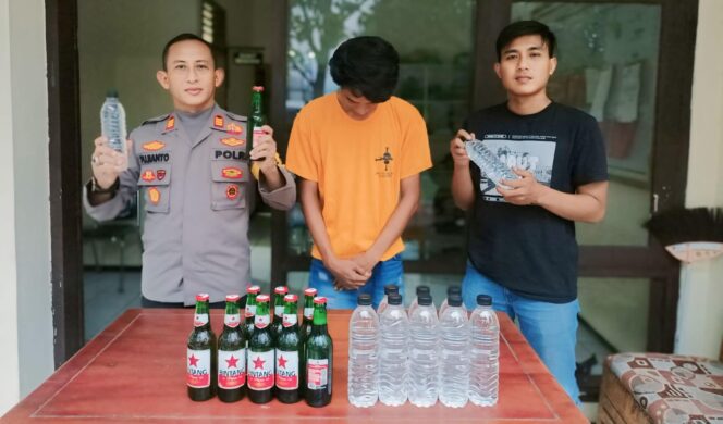 
					TERJARING: Polsek Purwodadi, Polres Pasuruan, menjaring penjual miras sekaligus menyita barang buktinya. (foto: Moh. Rois).