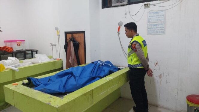 
					SELIDIK: Polisi dari Unit Gakkum Satlantas Polres Probolinggo Kota berada di dekat jenazah yang diduga korban tabrak lari. (foto: Hafiz Rozani).