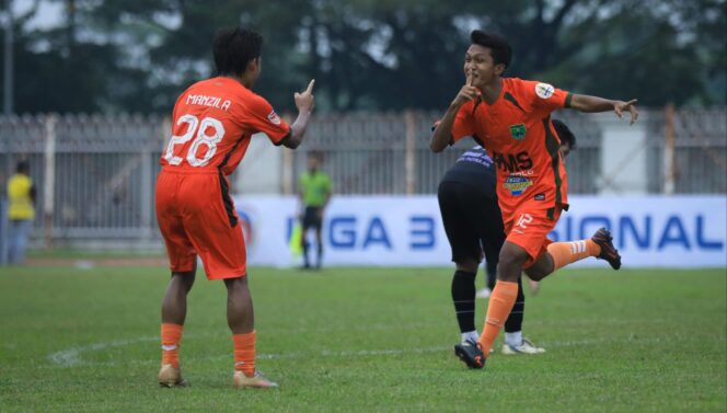 
					SELEBRASI: Pemain Persekabpas Pasuruan merayakan gol yang dicetak ke gawang PSGC Ciamis. (foto: Moh. Rois).