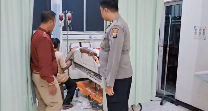 
					DIBEGAL: Anggota Polsek Maron melihat kondisi korban saat di rawat di RSUD dr. Moh Saleh Kota Probolinggo. (foto: Hafiz Rozani).