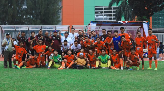 
					SIAP: Official dan pemain Persekabpas Pasuruan siap mengarungi Babak 8 Besar Liga 3 Nasional. (foto: Moh. Rois).