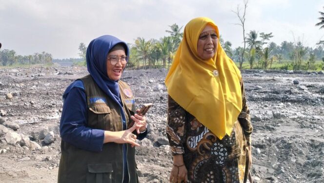 
					Pj. Bupati Lumajang, Indah Wahyuni alias Yuyun (berkacamata). (foto: Asmadi).