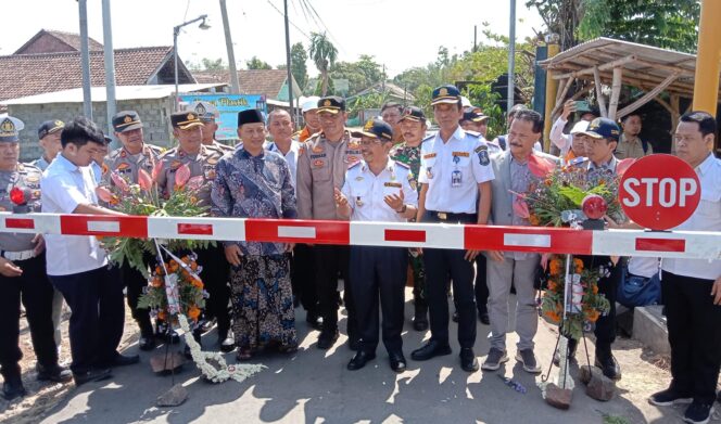 
					CEGAH LAKA KA: Peresmian operasional JPL oleh Pj Bupati Pasuruan, Andriyanto di Palang Pintu perlintasan kereta api di Desa Rejoso Lor, Kecamatan Rejoso. (foto: Moh.).