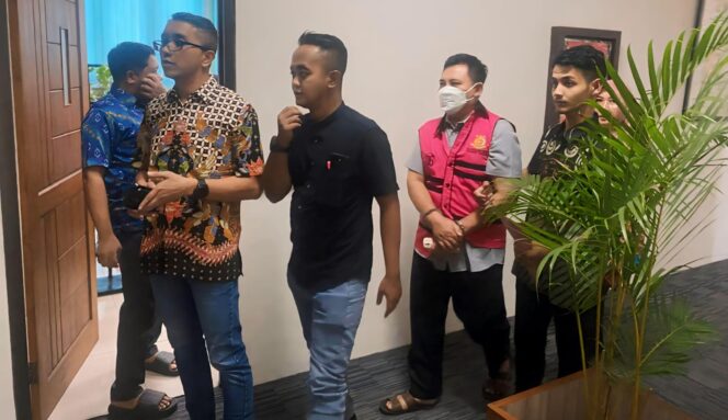 
					KORUPSI: Mantan Kepala Badan Pengelola Keuangan dan Pendapatan Daerah (BPKPD) Kabupaten Pasuruan, Akhmad Khasani, ditahan Kejaksaan Negeri Kabupaten Pasuruan, Jumat (31/5/2024) pagi. (foto: Moh. Rois).