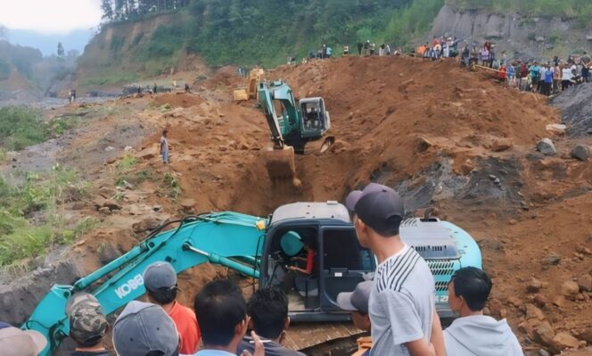 
					LONGSOR: Tiga pekerja masih tertimbun di kawasan penambangan pasir Kalibening, Dusun Sumpit, Desa Pronojiwo, Kecamatan Pronojiwo, Kabupaten Lumajang, yang mengalami longsor. (foto: Asmadi).