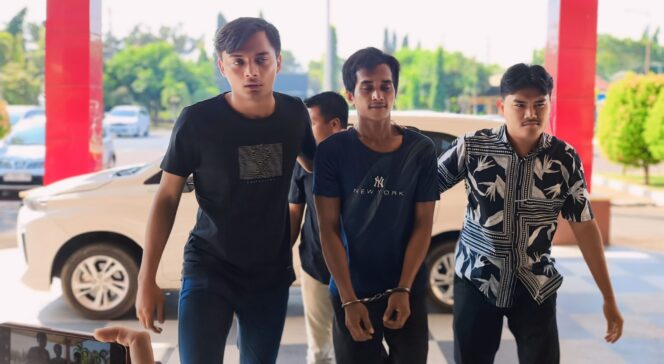 
					SAKIT HATI: Bambang (30), pelaku pembunuhan terhadap Satap (62), warga Desa Besuk, Kecamatan Bantaran, Kabupaten Probolinggo, saat digelandang anggota Polres Probolinggo. (foto: Ali Ya'lu).