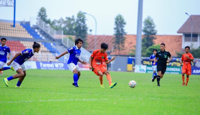 
					MENANG: Pemain Persekabpas Pasuruan (jersey oranye) melepaskan operan pasca lolos dari kepungan pemain Adhyaksa Farmel FC. (foto: Persekabpas Official).