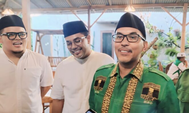 
					ADA ASA: Ketua PPP Kabupaten Probolinggo, Mahdi, berharap Gus Haris (tengah) memilih Bakal Calon Wakil Bupati untuk Pemilukada 2024 di Kabupaten Probolinggo dari partainya. (foto: Ali Ya'lu).