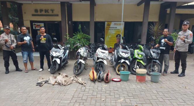 
					BARANG BUKTI: Polisi menunjukkan aneka barang bukti yang disita dari arena judi sabung ayam di Kejayan, Pasuruan. (foto: Moh. Rois).