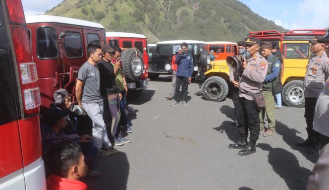 
					BERI IMBAUAN: APARAT kepolisian saat memberikan imbauan ke pelaku jasa wisata Gunung Bromo. (istimewa)
