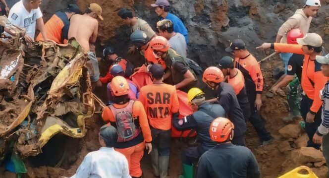 
					PENCARIAN: Proses pencarian 3 pekerja yang hilang tertimbun longsor di kawasan penambangan pasir Desa Pronojiwo, Lumajang.  (foto: Asmadi).