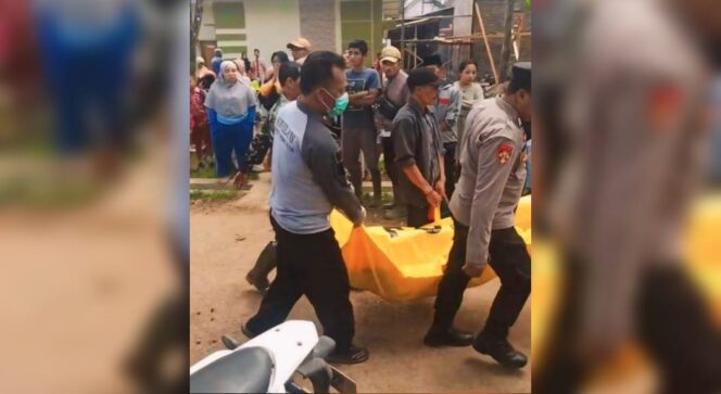 
					EVAKUASI: Jasad korban dievakuasi dari lokasi kejadian ke kamar jenazah.  (foto: Istimewa).