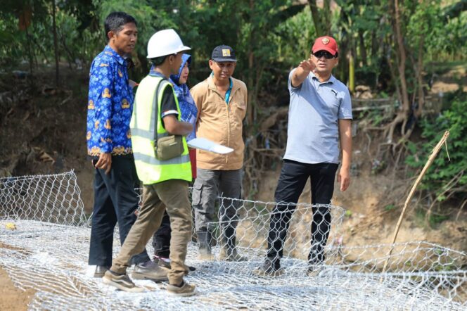 
					TINJAU: Pj Walikota Probolinggo, Nurkholis, mengecek pemasangan bronjong (foto: Istimewa).