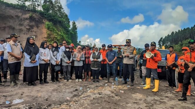 
					DOA BERSAMA: Pj. Bupati Lumajang memimpin doa bersama di lokasi longsor.  (foto: Asmadi)