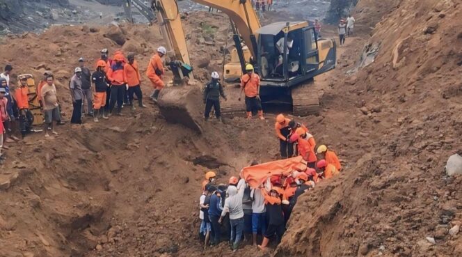 
					BELUM TUNTAS: Satu dari empat korban tanah longsor di lereng Gunung Semeru Lumajang belum ditemukan sehingga pencarian masih dilakukan. (foto: Asmadi).