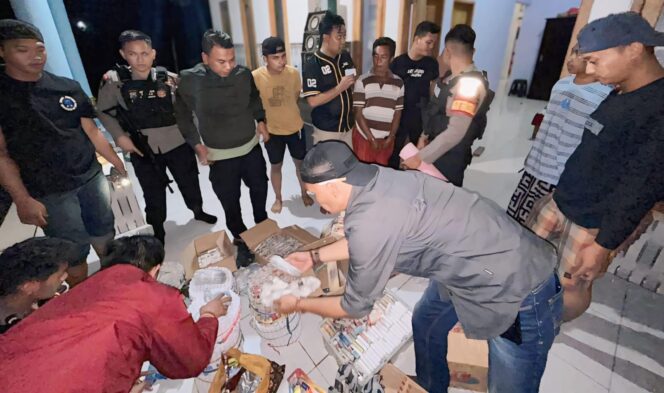 
					GEREBEK: Polisi mengumpulkan barang bukti yang ditemukan di dalam rumah produksi petasan di Desa Matekan, Kec. Besuk, Kab. Probolinggo. (foto: Polres Probolinggo).