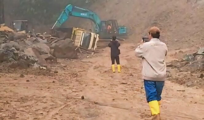 
					LONGSOR: Petugas BPBD Kabupaten Lumajang melakukan assessment di lokasi longsor jalur Piket Nol. (foto: Asmadi).